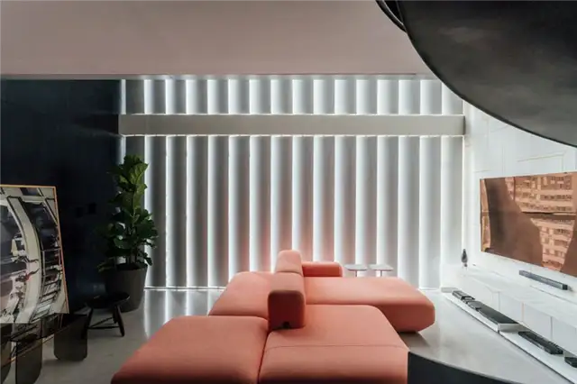Diego Loft Design by Arquitetura Nacional - вертикальные жалюзи на окнах