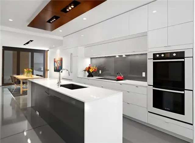 Современная бело-серая кухня с потолочным встраиваемым освещением