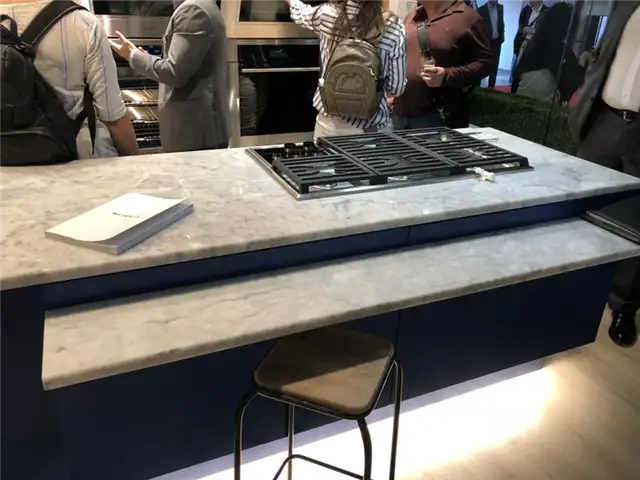 Серая и белая мраморная столешница с плитой для острова