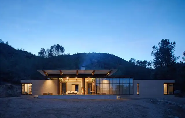 Красивое семейное уединение от Olson Kundig - по ночам