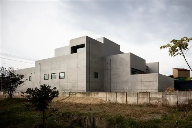 Бетонный японский дом Tranquil House экстерьер