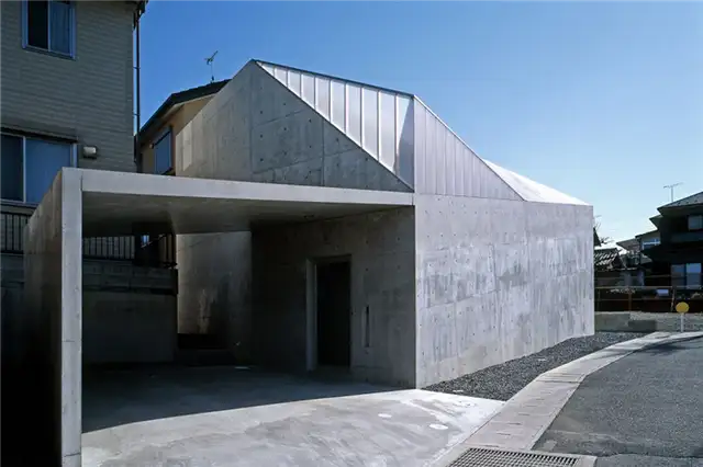 Брутальный бетонный дом Hall House 1 от ALPHAVILLE Architects - гараж для автомобиля