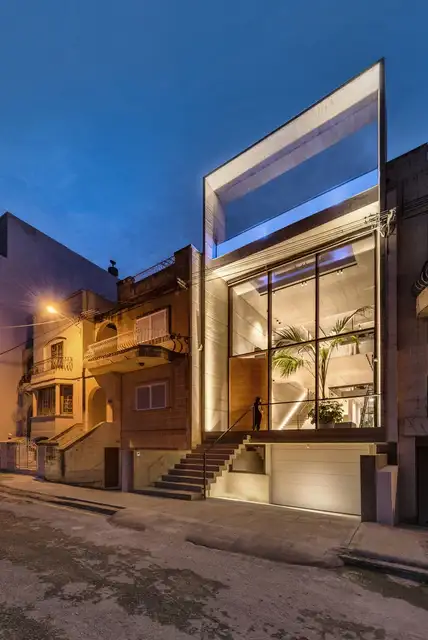 Бетонный дом с бассейном на крыше от Architrend Architecture - вид на улицу