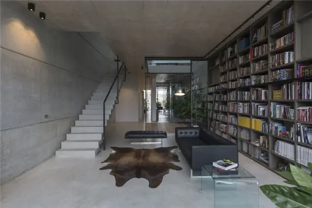Бетонный дом с бассейном на крыше от Architrend Architecture - черная кушетка