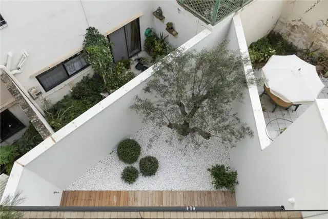 Бетонный дом с бассейном на крыше от Architrend Architecture - декор внутреннего двора