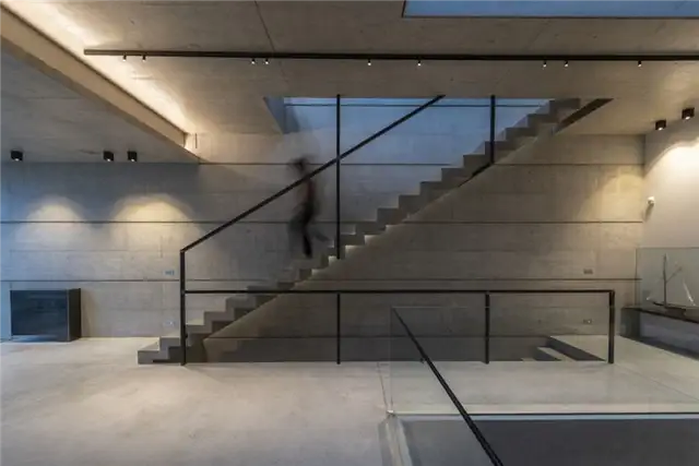 Бетонный дом с бассейном на крыше от Architrend Architecture - бетонная лестница