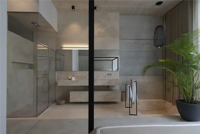 Бетонный дом с бассейном на крыше от Architrend Architecture - спальня