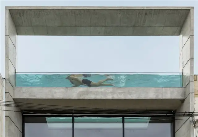 Бетонный дом с бассейном на крыше от Architrend Architecture - прозрачный бассейн