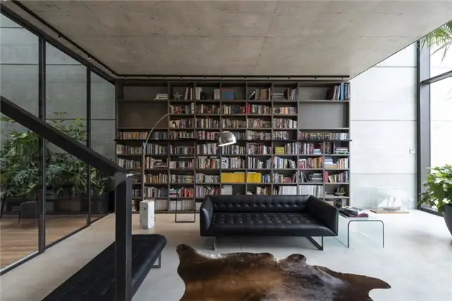 Бетонный дом с бассейном на крыше от Architrend Architecture - домашняя библиотека