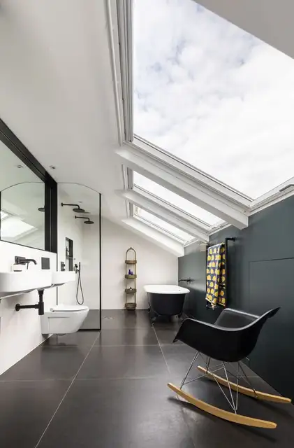 London House Extension - The Coach House от Studio 30 Architects - ванная комната с мансардным окном