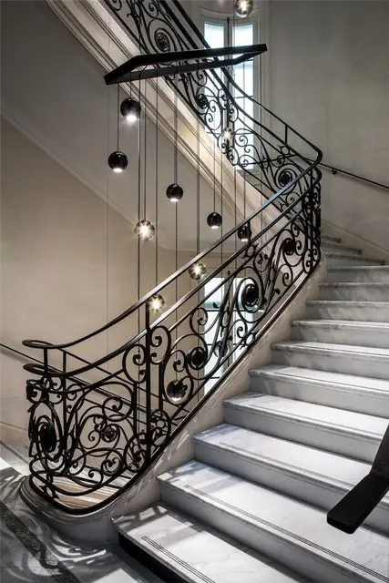 La Clef Cozy Paris Hotel - лестница и подвесной светильник