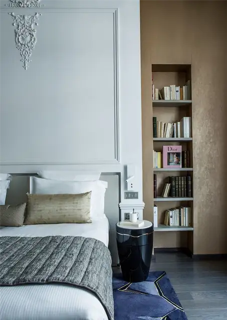 Отель La Clef Cozy Paris - ковер с золотыми акцентами