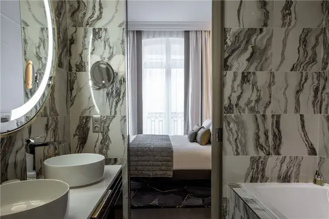 Отель La Clef Cozy Paris - мраморная ванная комната