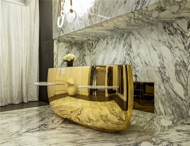 La Clef Cozy Paris Hotel - мрамор и золото для стойки регистрации