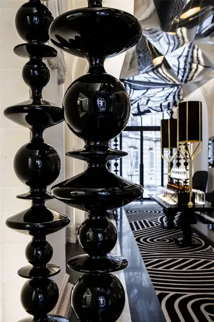 La Clef Cozy Paris Hotel - черные колонны
