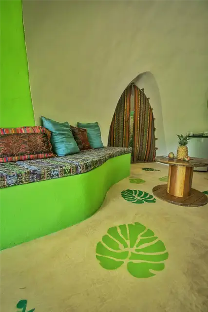 GreenMoon Dome House In Costa Rica - штамп с листьями