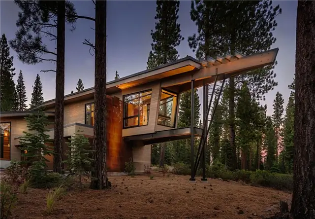 Flight_House-surrounded-by-nature