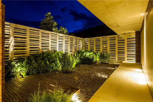 Arquitectura-en-Estudio-and-Natalia-Heredia-residence-backyard