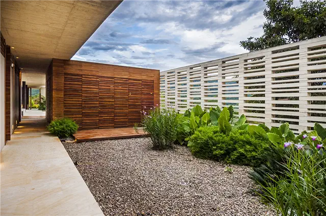 Arquitectura-en-Estudio-and-Natalia-Heredia-residence-backyard1