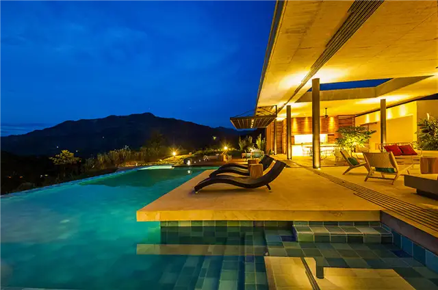 Arquitectura-en-Estudio-and-Natalia-Heredia-residence-patio-night1