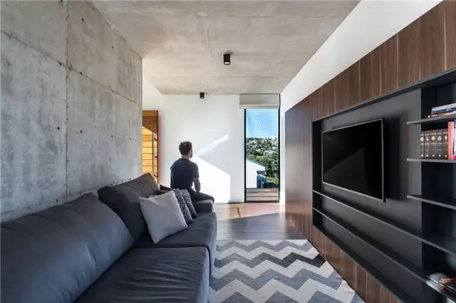 Небольшой дом в Бразилии от Michel Macedo Arquitetos - узкая гостиная со стенным шкафом