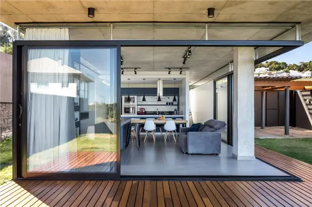Небольшой дом в Бразилии от Michel Macedo Arquitetos - открытая обеденная зона