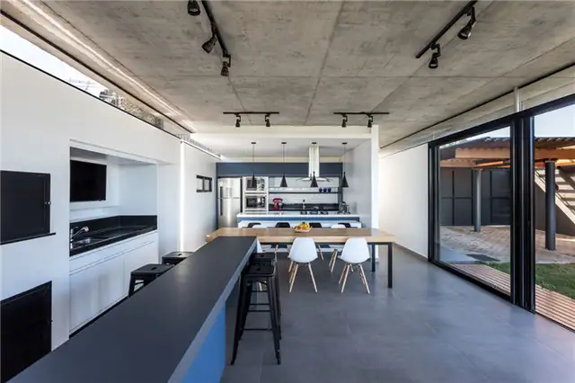 Небольшой дом в Бразилии от Michel Macedo Arquitetos - интерьер с бетонным потолком