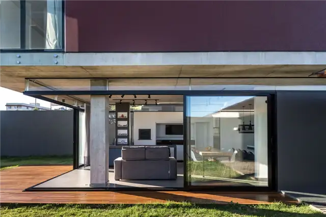 Небольшой дом в Бразилии от Michel Macedo Arquitetos - раздвижная стеклянная стена