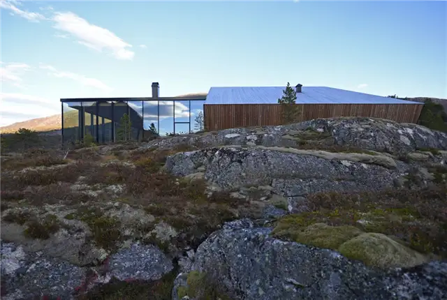 Хижина Efjord Retreat Cabin - скалы