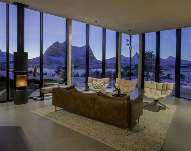 Efjord Retreat Cabin - гостиная со стеклянными стенами