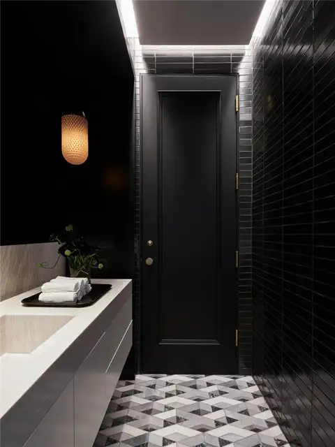 Laura and Jason Schwalbe Apartment Redesign by MKCA - декор порошковой комнаты