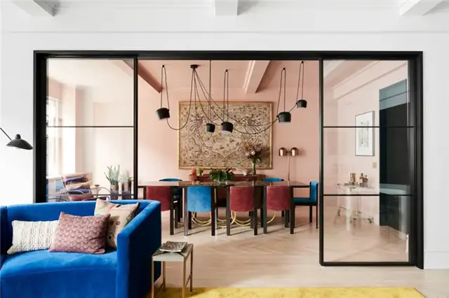 Laura and Jason Schwalbe Apartment Redesign by MKCA - столовая с ярким обновлением и подвесным освещением