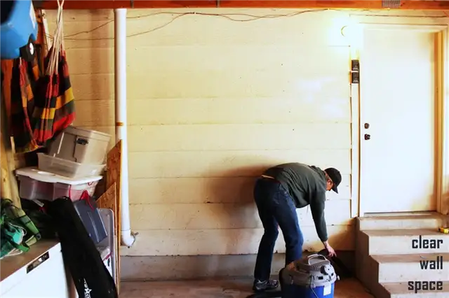 DIY (своими руками) Easy Built in Shelves - начните с расчистки стены