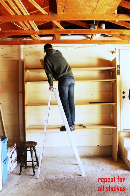 DIY (своими руками) Easy Built in Shelves - лестница, если необходимо, чтобы быть в безопасности