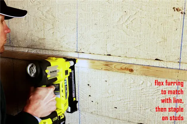 DIY (своими руками) Easy Built in Shelves-Тогда двигаться вдоль вашей меховой полосы, чтобы гвоздь