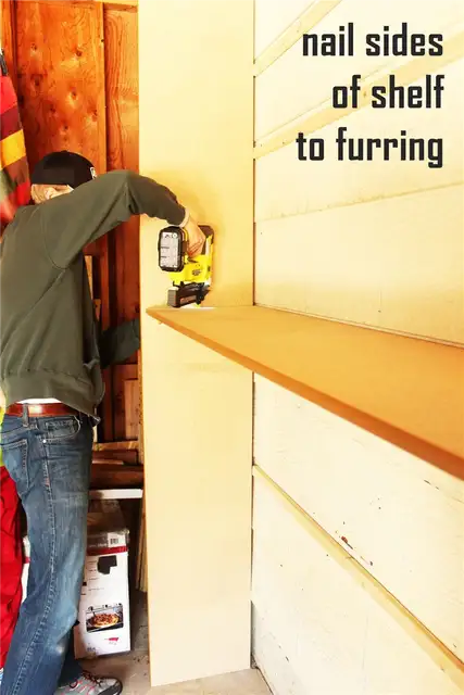 DIY (своими руками) Easy Built in Shelves - прижимание боковых досок стеллажа к торцам