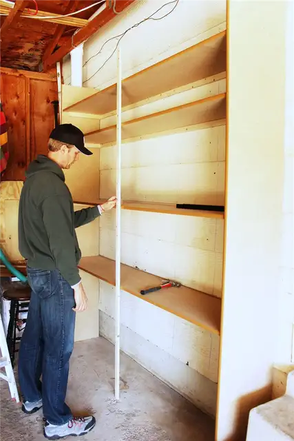 DIY (своими руками) Easy Built in Shelves - ваши полки установлены
