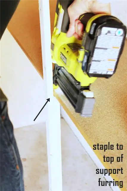 DIY (своими руками) Easy Built in Shelves Дотянитесь и забейте гвоздь в верхнюю часть