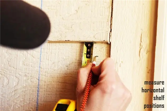 DIY (своими руками) Easy Built in Shelves - отметьте горизонтальные положения полок