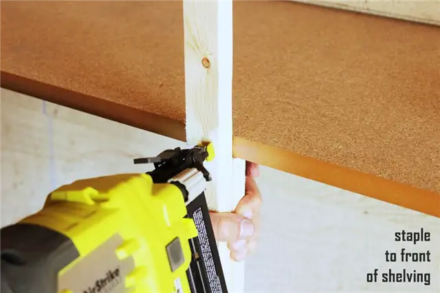 DIY (своими руками) Easy Built in Shelves-Reposition теперь прикреплены меховые планки пару