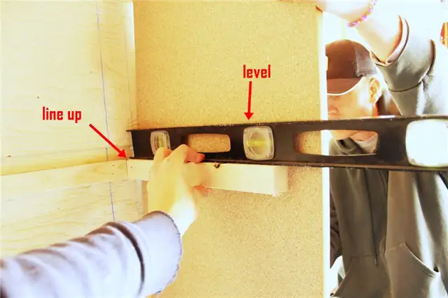 DIY (своими руками) Easy Built in Shelves-Прижмите боковую доску стеллажа заподлицо с
