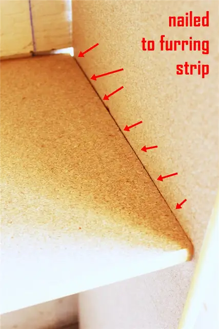 DIY (своими руками) Easy Built in Shelves-близкий снимок гвоздей на стороне