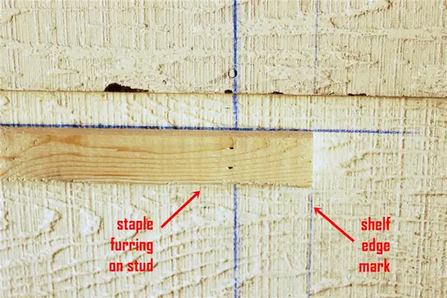 DIY (своими руками) Easy Built in Shelves-Положите меховую планку прямо на боковые меловые линии полок