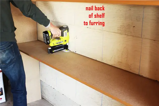 DIY (своими руками) Easy Built in Shelves - гвозди вдоль задней стенки стеллажа