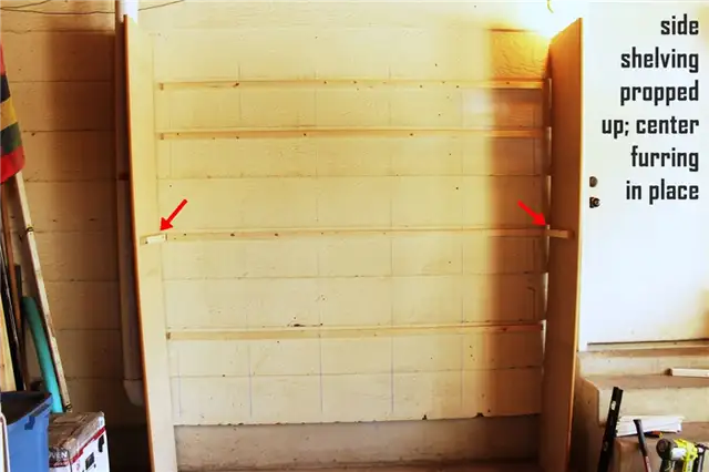 DIY (своими руками) Easy Built in Shelves-помощник держать боковые полки на месте