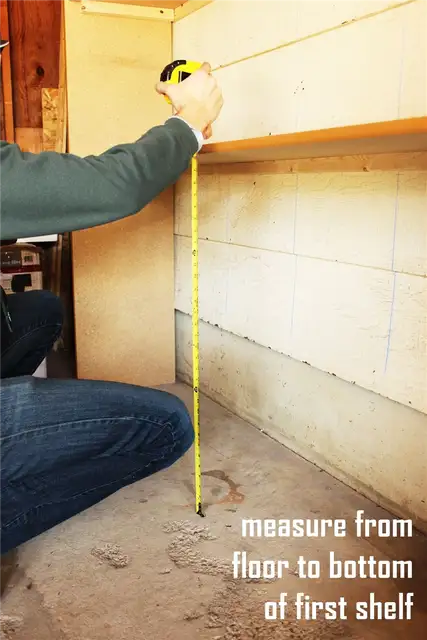 DIY (своими руками) Easy Built in Shelves-измерьте расстояние между полом и нижней стороной