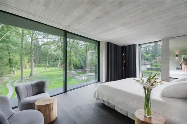 Вилла NEO House в Германии Querkopf Architekten - вид на спальню
