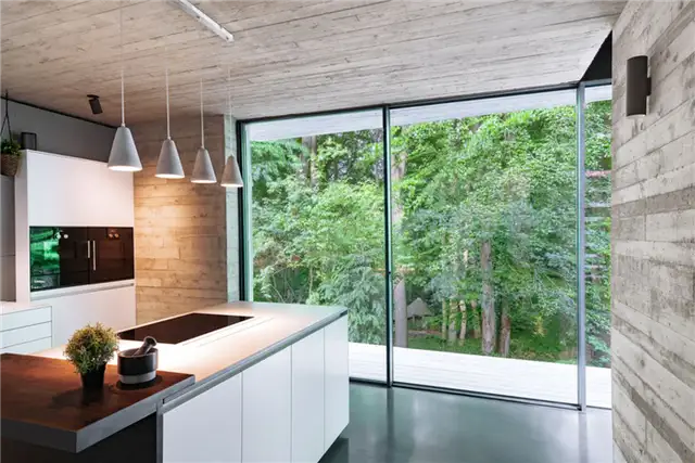 Вилла NEO House в Германии Querkopf Architekten - белая кухня из необработанного бетона