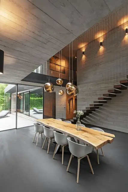 Вилла NEO House в Германии Querkopf Architekten - большой обеденный стол с деревянной столешницей