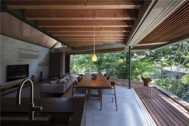 Японский дом Fuseika от T-Square Design Associates - угловая гостиная